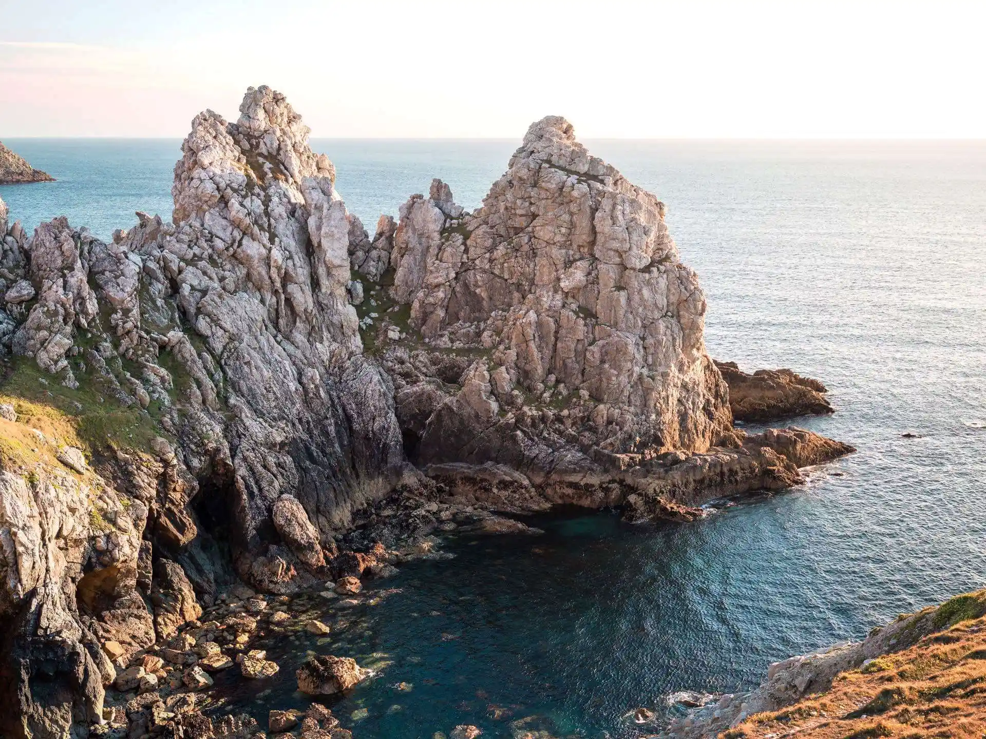 Die felsige Atlantikküste der Bretagne