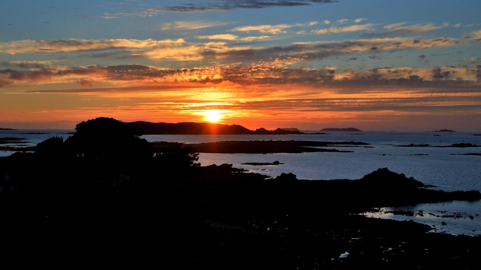 In der Bretagne können malerische Sonnenuntergänge beobachtet werden