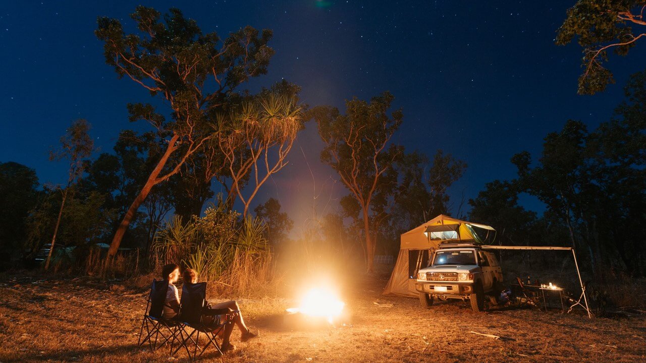 Safari Landcruiser nachts auf einem Campingplatz in Australien