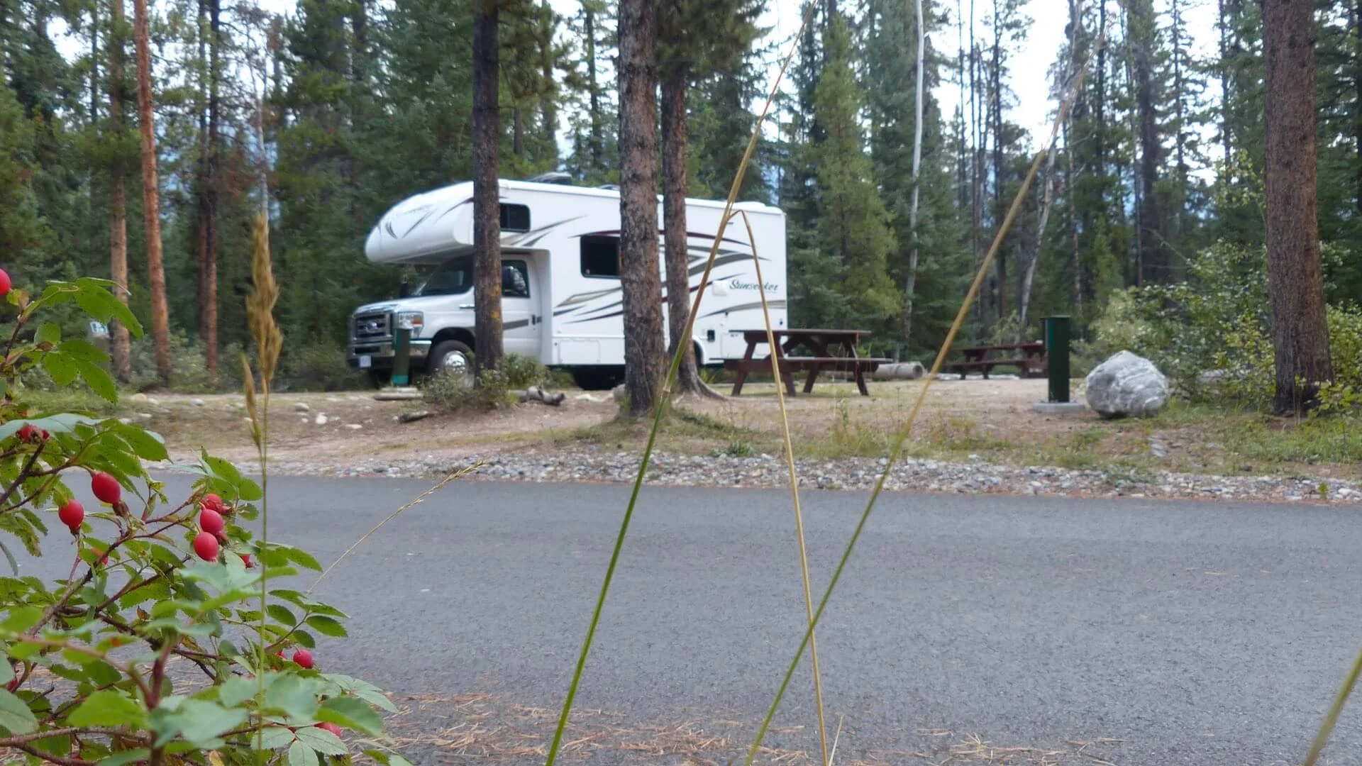 Wohnmobil auf einem Campingplatz in Westkanada