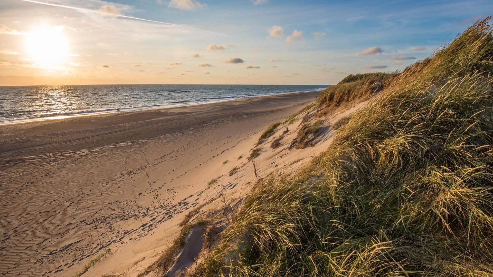 Sonnenuntergang am Strand in Dänemark.