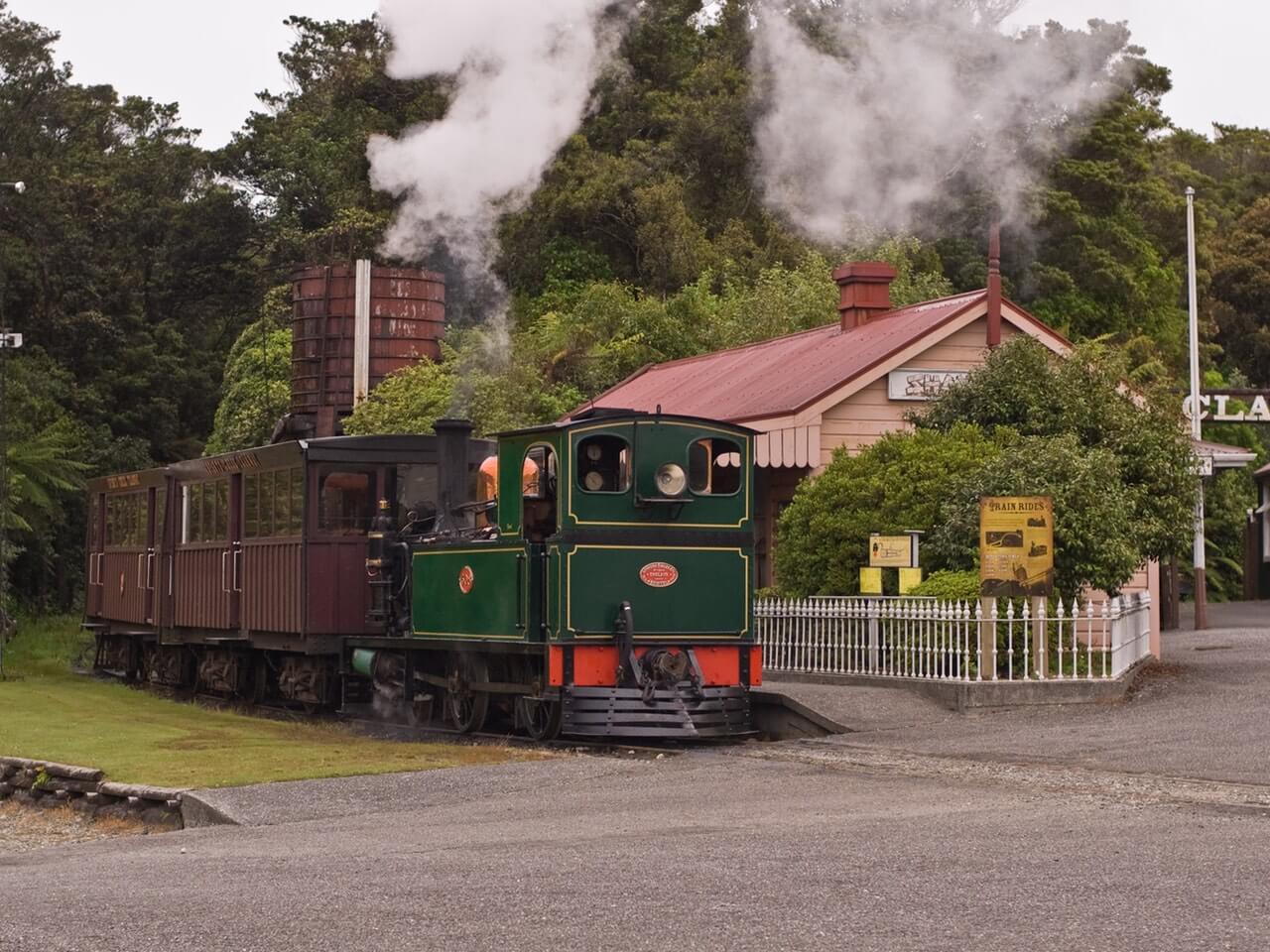 Dampflok im Heritage Park in Shantytown in Neuseeland