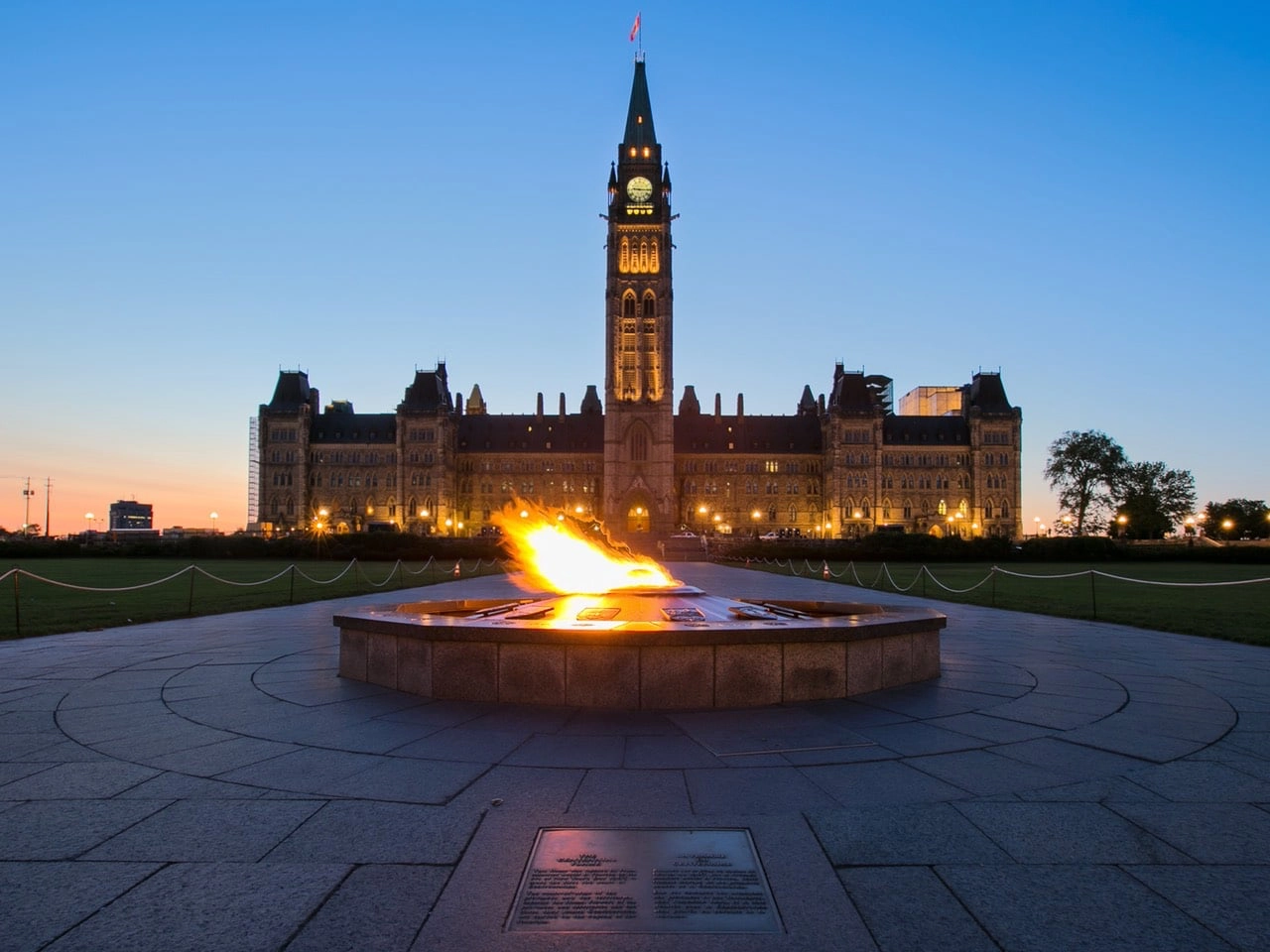 Parliament Hill mit Peace Tower in der Dämmerung.