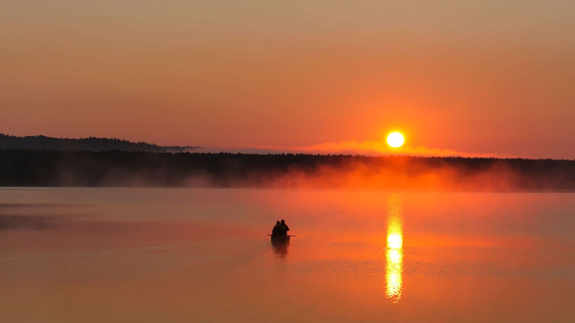 Kanufahrer auf dem Ontario Lake beim Sonnenaufgang.