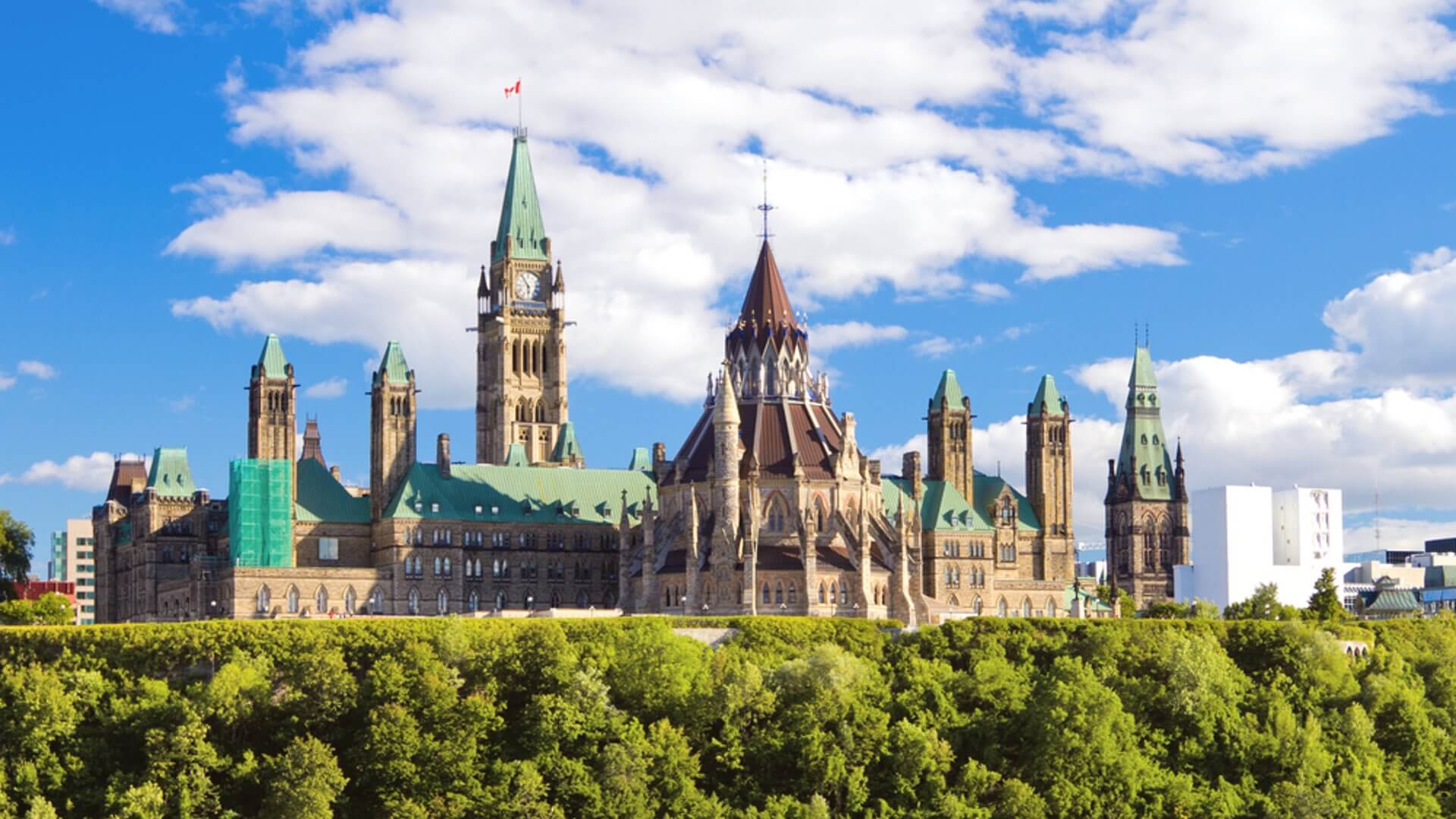 Parliament Hill mit Baumkronen in Ottawa.