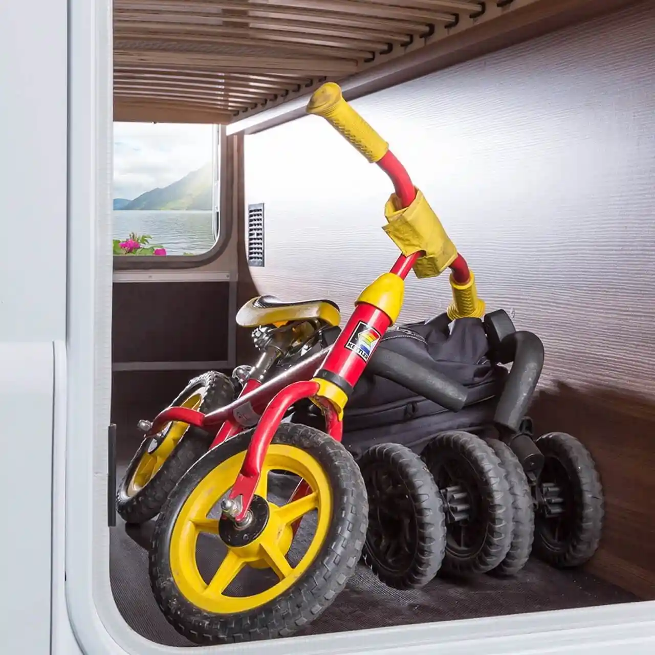 Ein Laufrad im Stauraum im Wohnmobil
