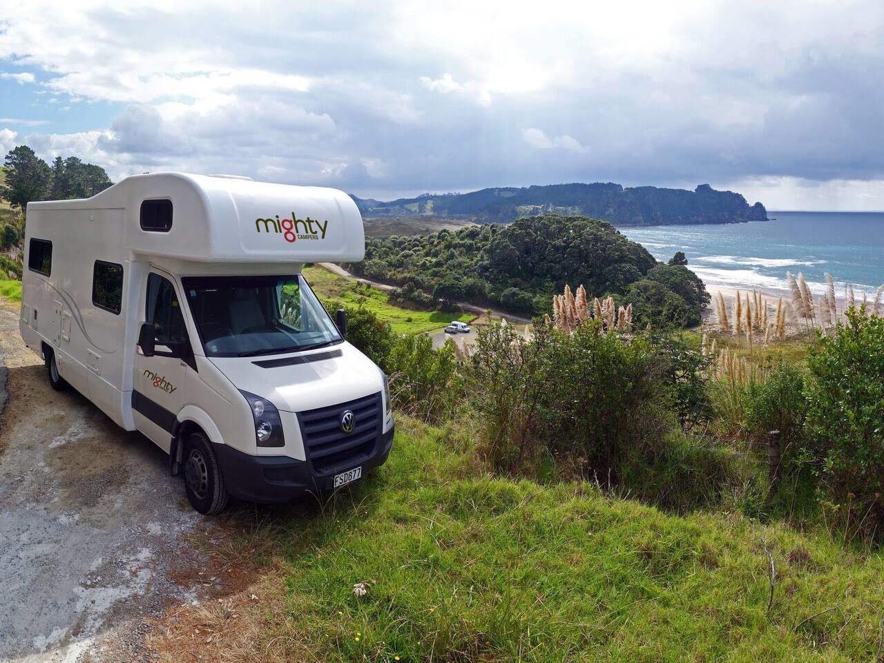 Wohnmobil Big Six von Mighty an der Küste von Australien