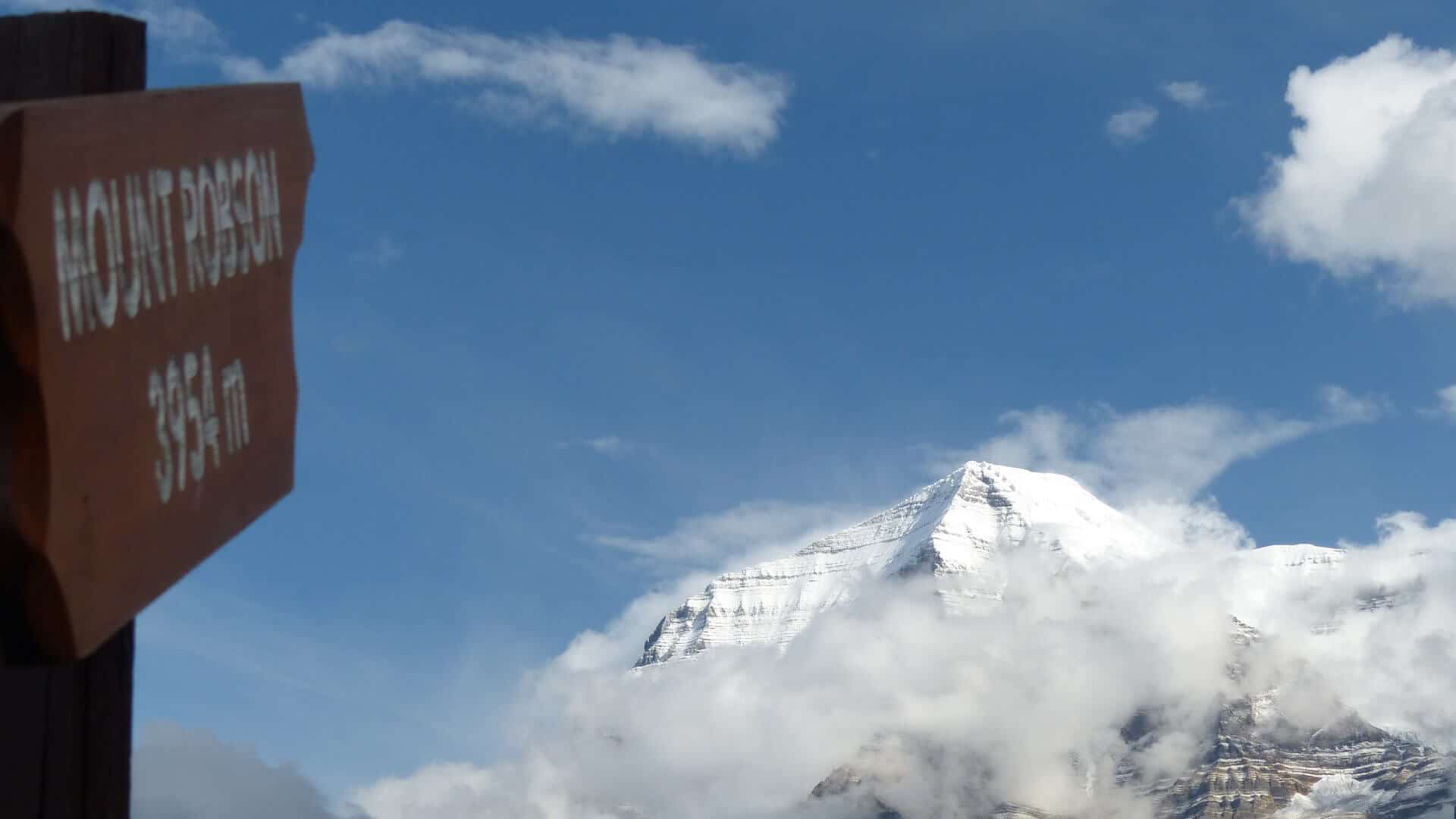 Blick auf den Mount Robson mit Schild in Kanada