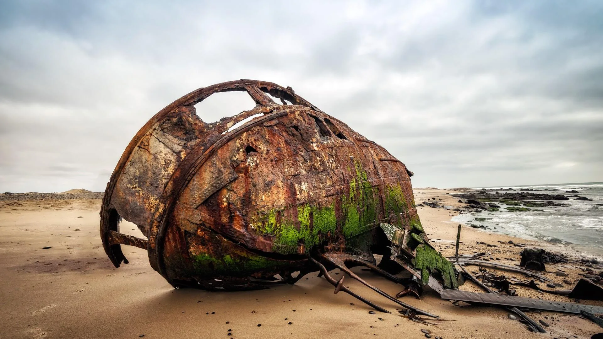 Ein Schiffswrack am Strand im Skeleton-Coast-Nationalpark
