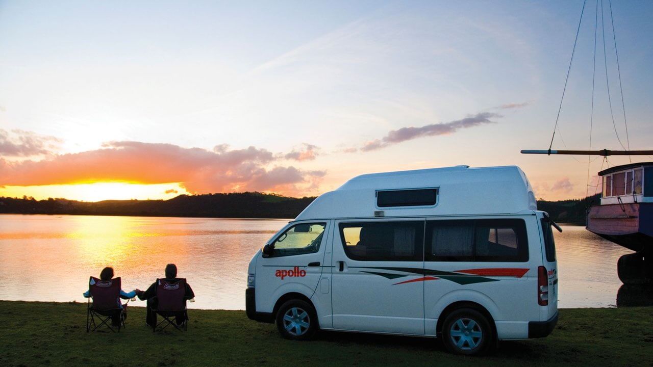 Apollo Camper in Neuseeland bei Sonnenuntergang am See