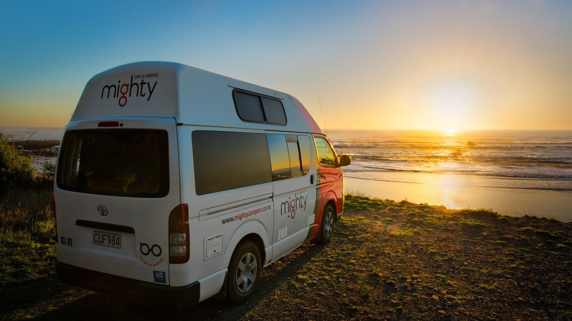 Mighty Camper bei Sonnenuntergang nahe Greymouth