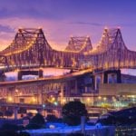 Brücke in New Orleans bei Sonnenuntergang