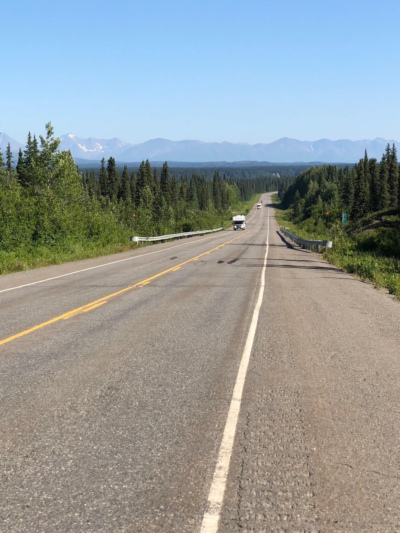 Eine Straße in Nordamerika vor einer Bergkette
