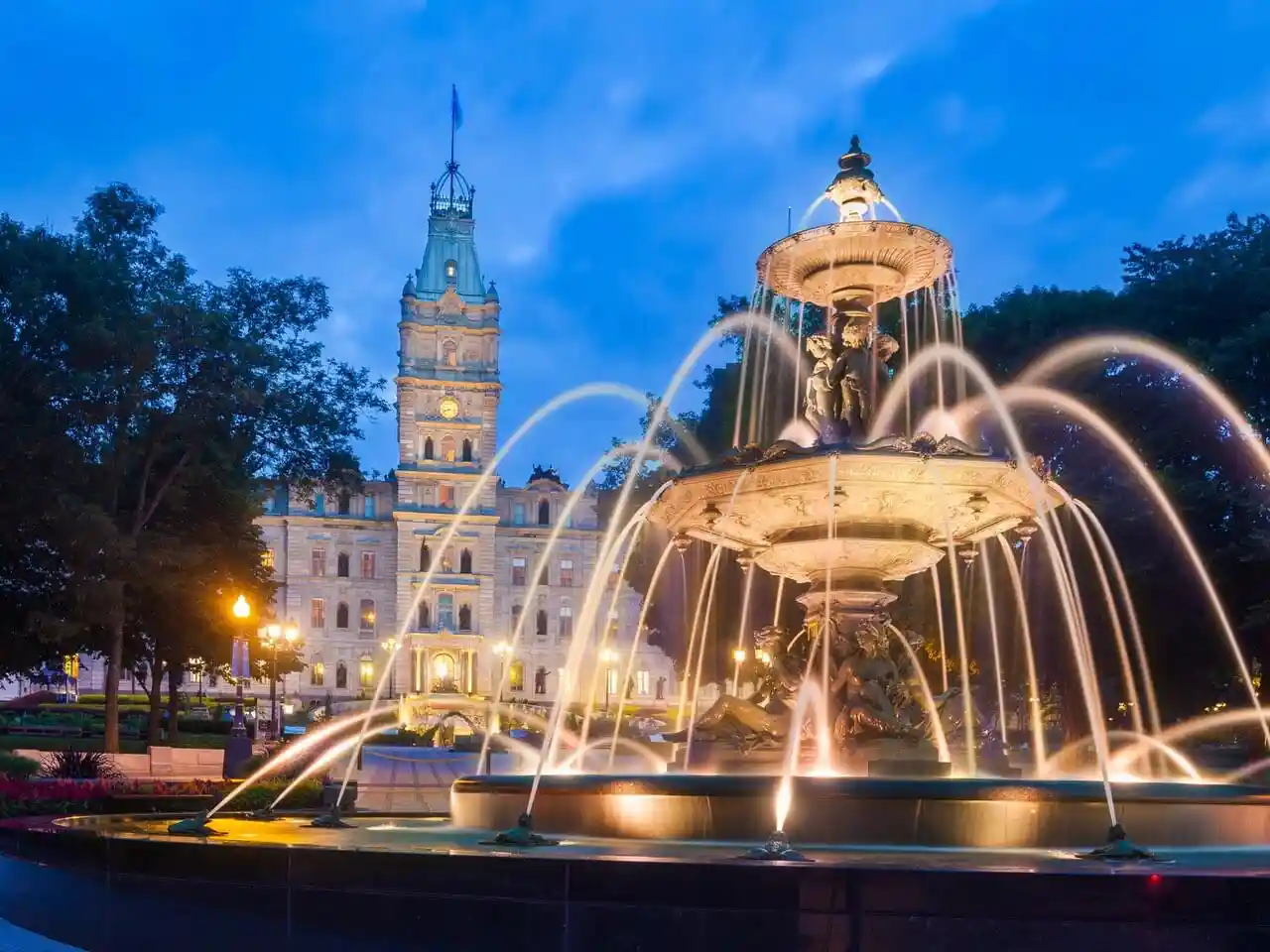 Fontaine de Tourny und Parlament in Quebec City
