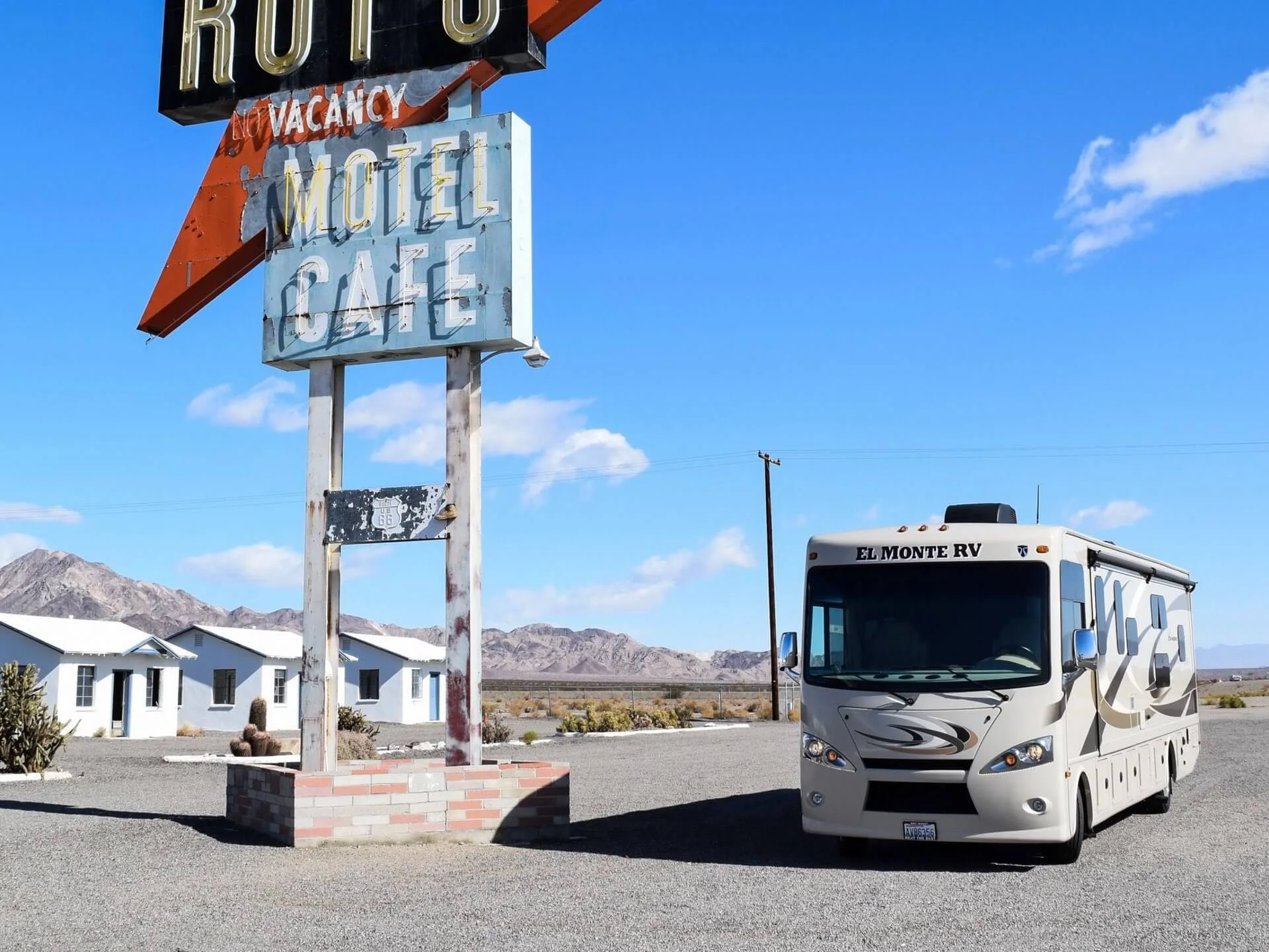 Ein Class A Fahrzeug von El Monte RV an einer Geisterstadt der Route 66.