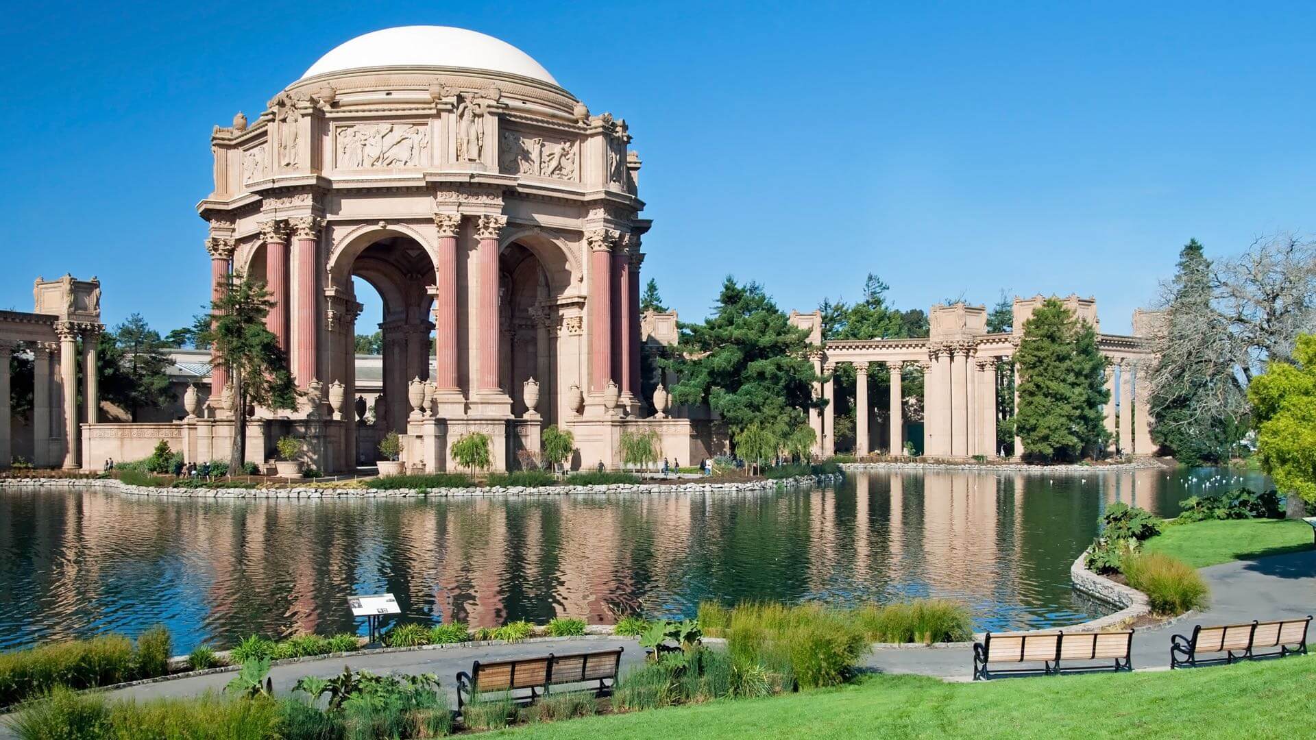 Das Exploratorium in San Francisco umgeben von Wasser und einer Grünanlage