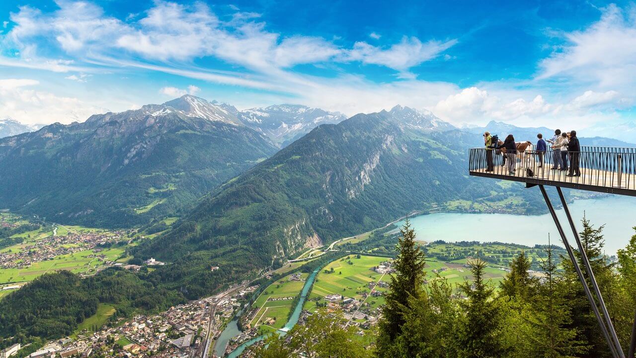 Menschen auf der Aussichtsplattform Harder Kulm in der Schweiz.