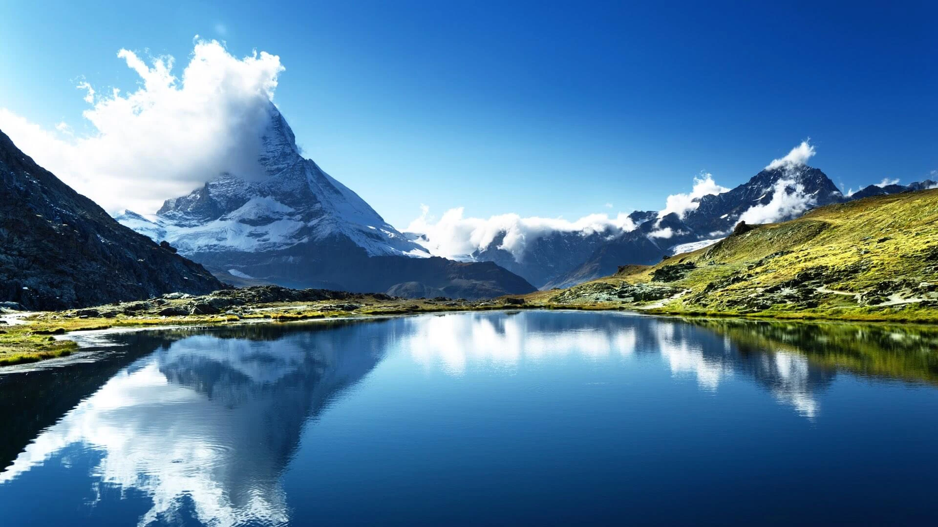 Matterhorn am Riffelsee in der Schweiz