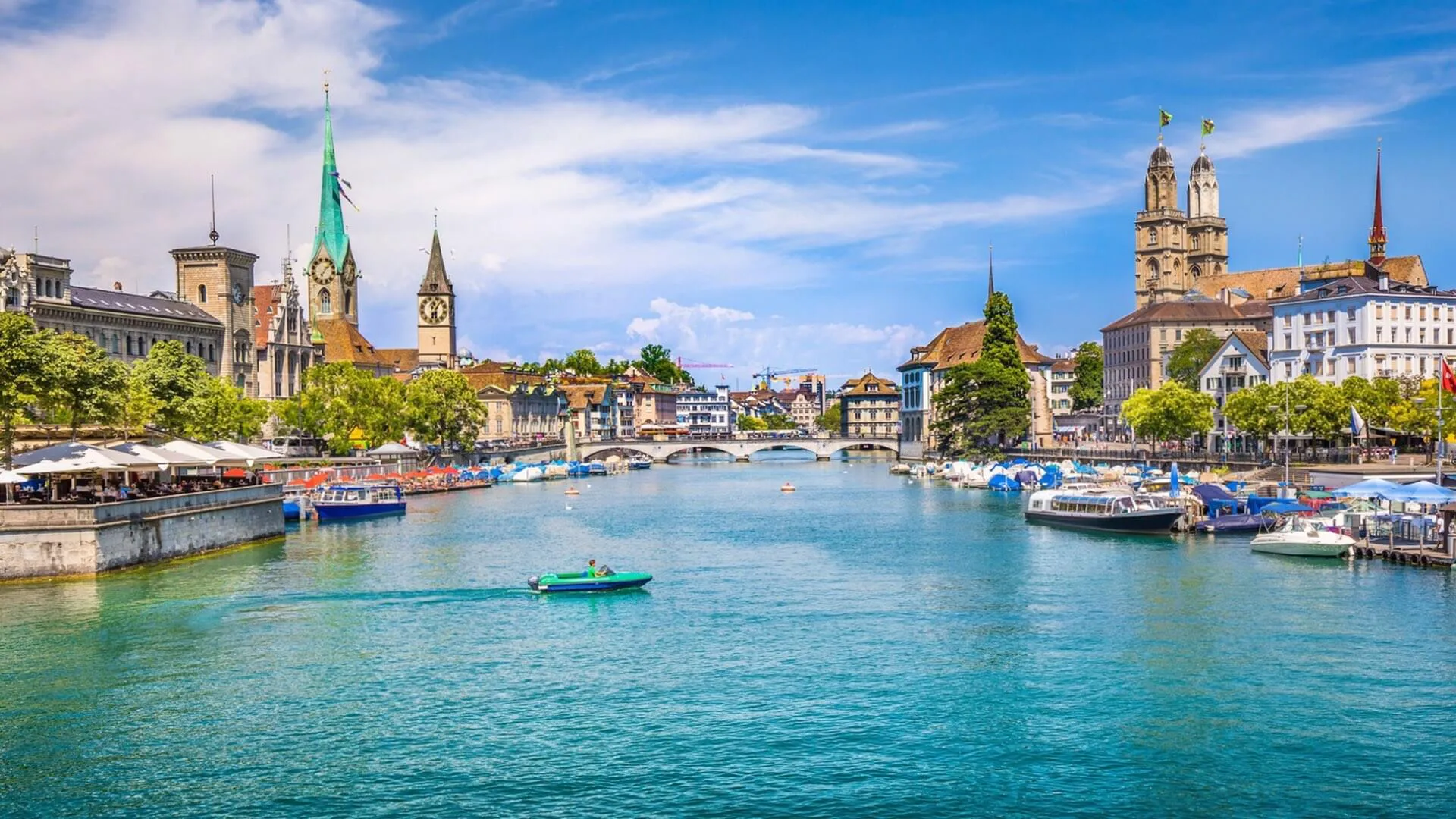 Limmat in Zürich mit Frauenmünster und Grossmünster