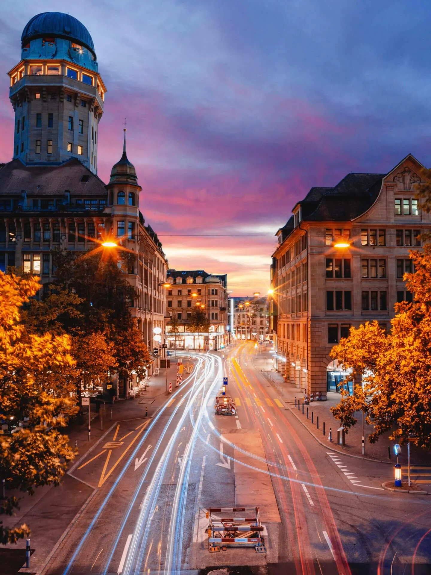 Blick auf die Straßen Zürichs am Abend