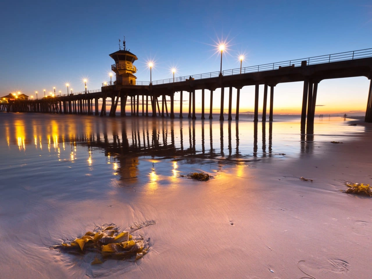 Pier in Huntington Beach am Abend.