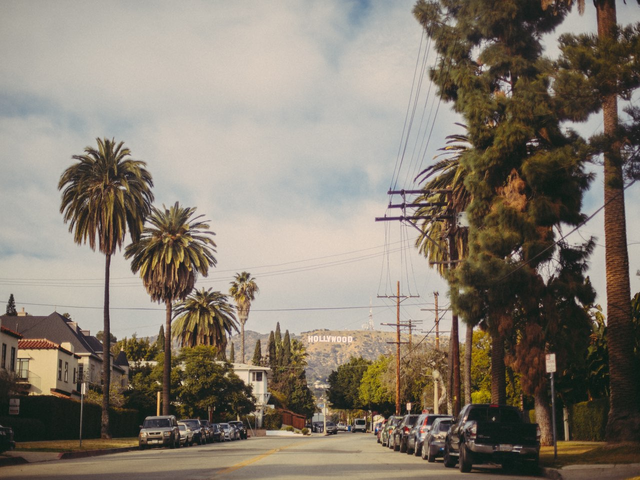 Blick auf die Straßen von Beverly Hills mit dem Hollywood Sign im Hintergrund.