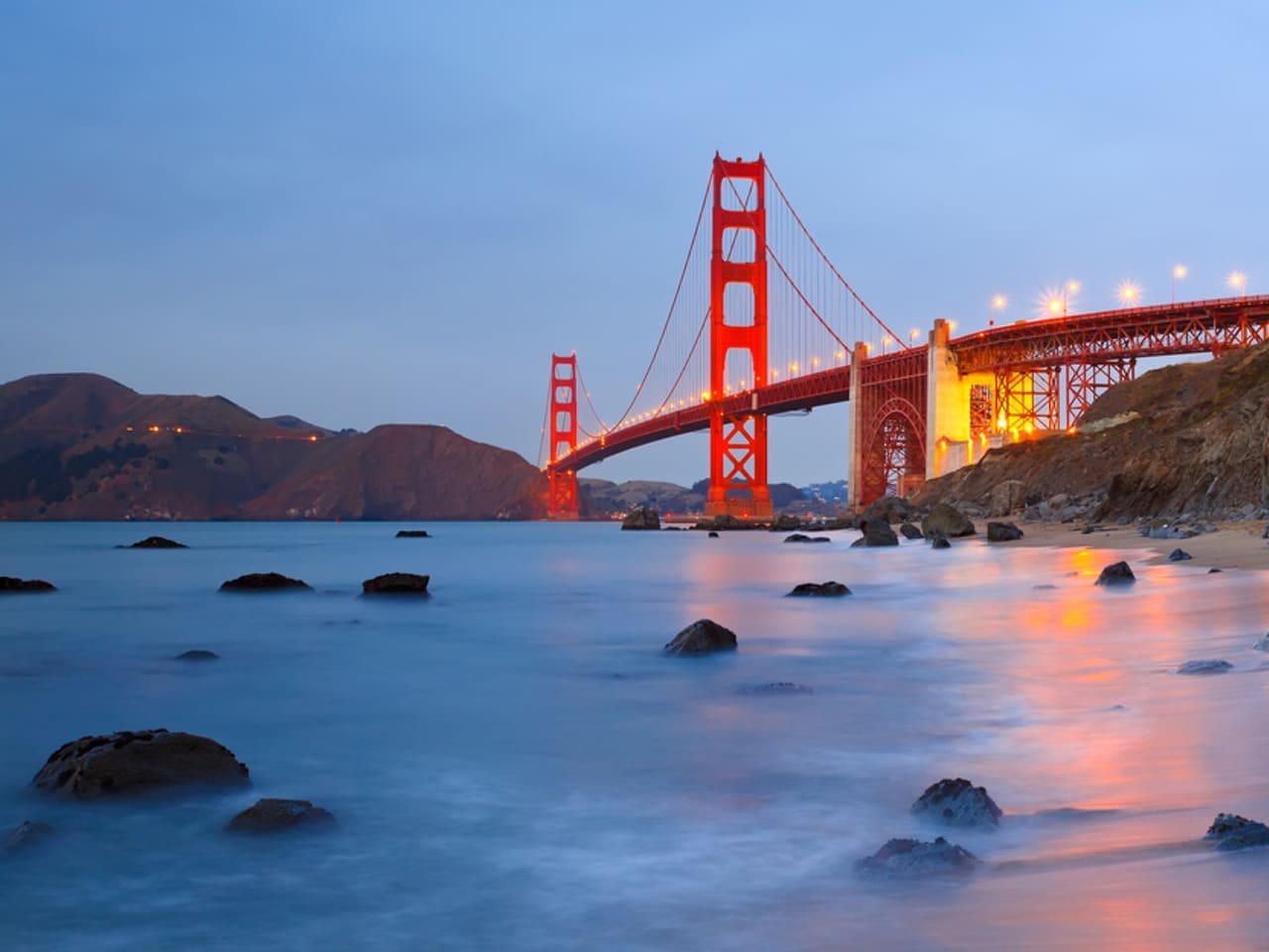 Die Golden Gate Bridge in San Francisco am Abend.
