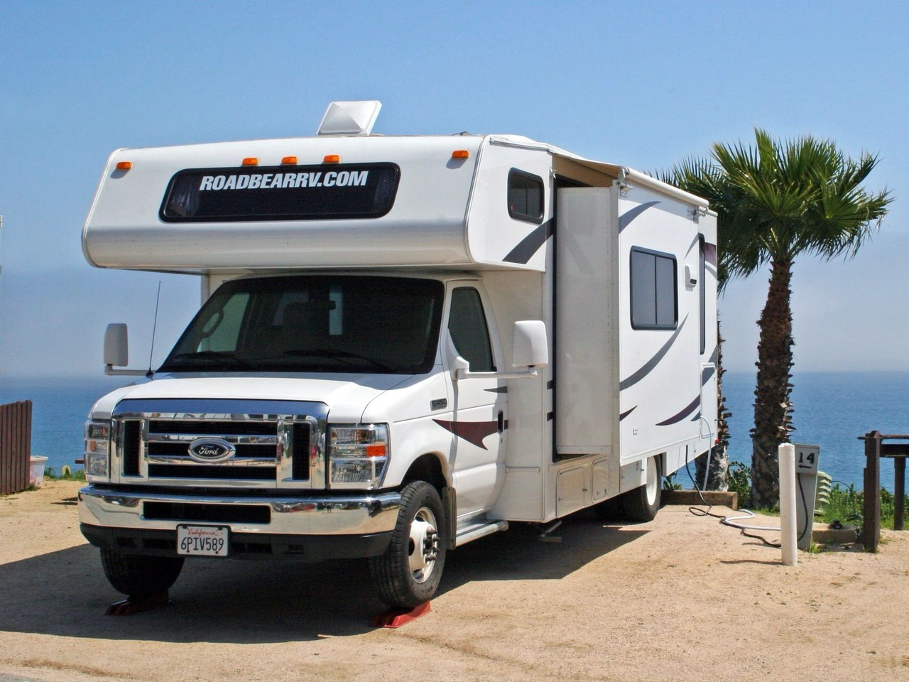 Road Bear Fahrzeug auf einem Campground am Wasser.