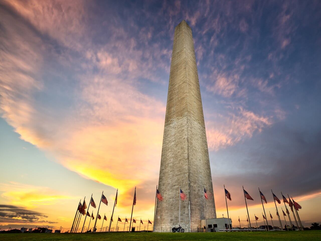 Blick auf das Washington Monument bei Sonnenuntergang.