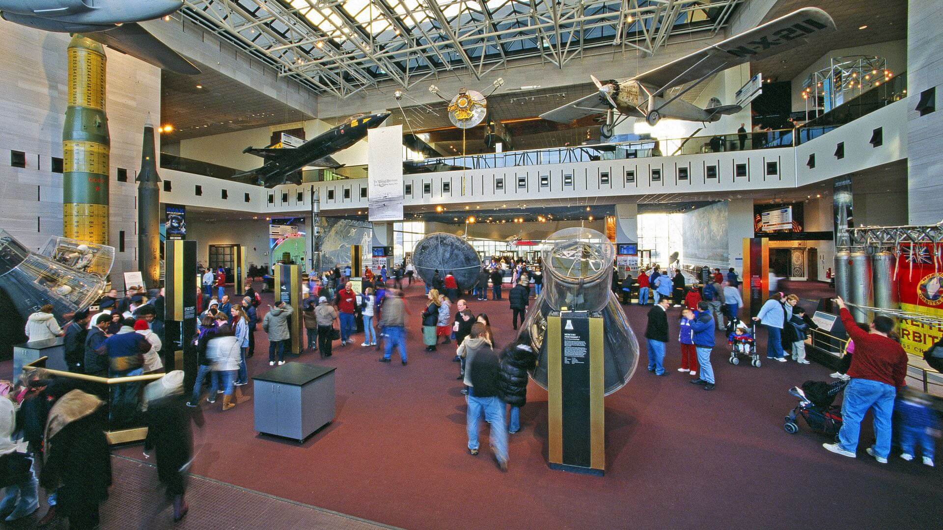 Besucher im Air space museum in Washington DC
