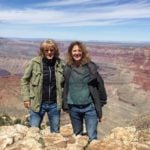 Zwei Frauen mit Grand Canyon im Hintergrund