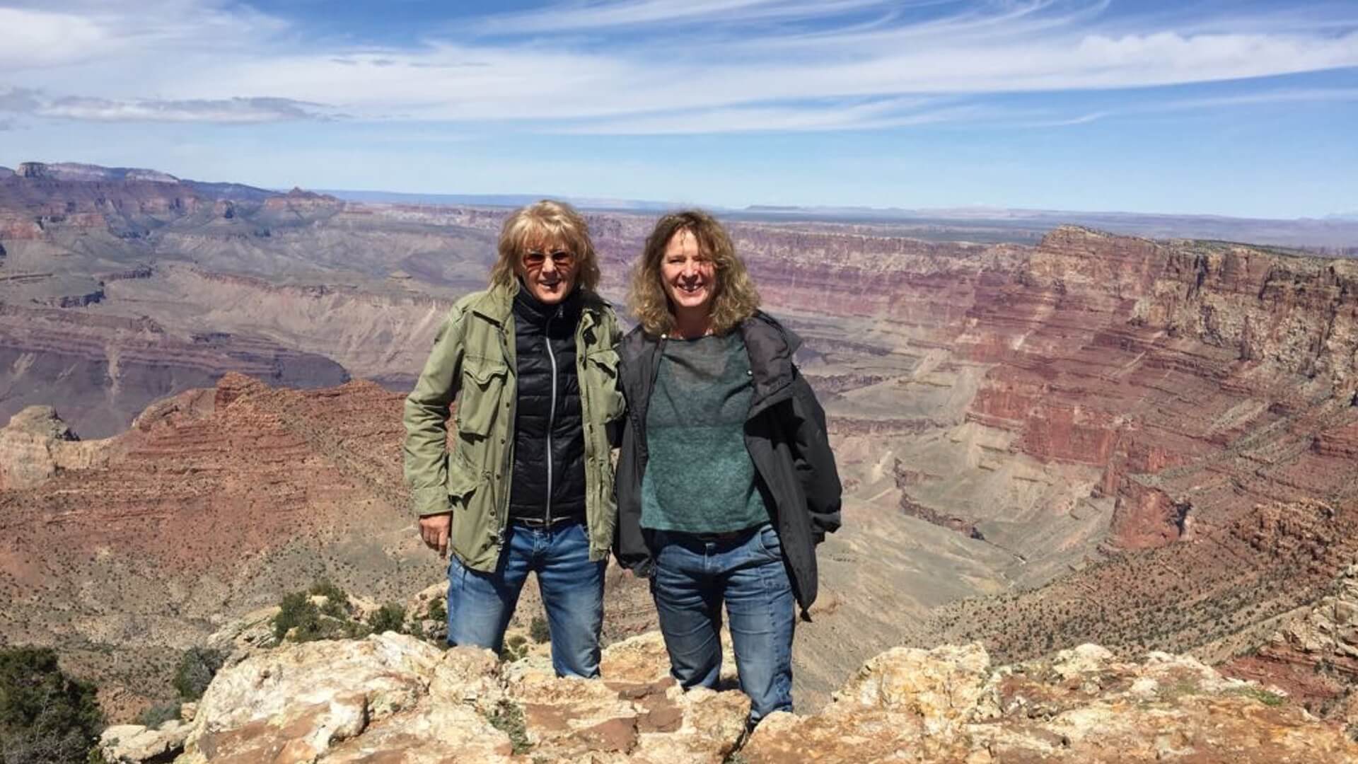 Zwei Frauen mit Grand Canyon im Hintergrund