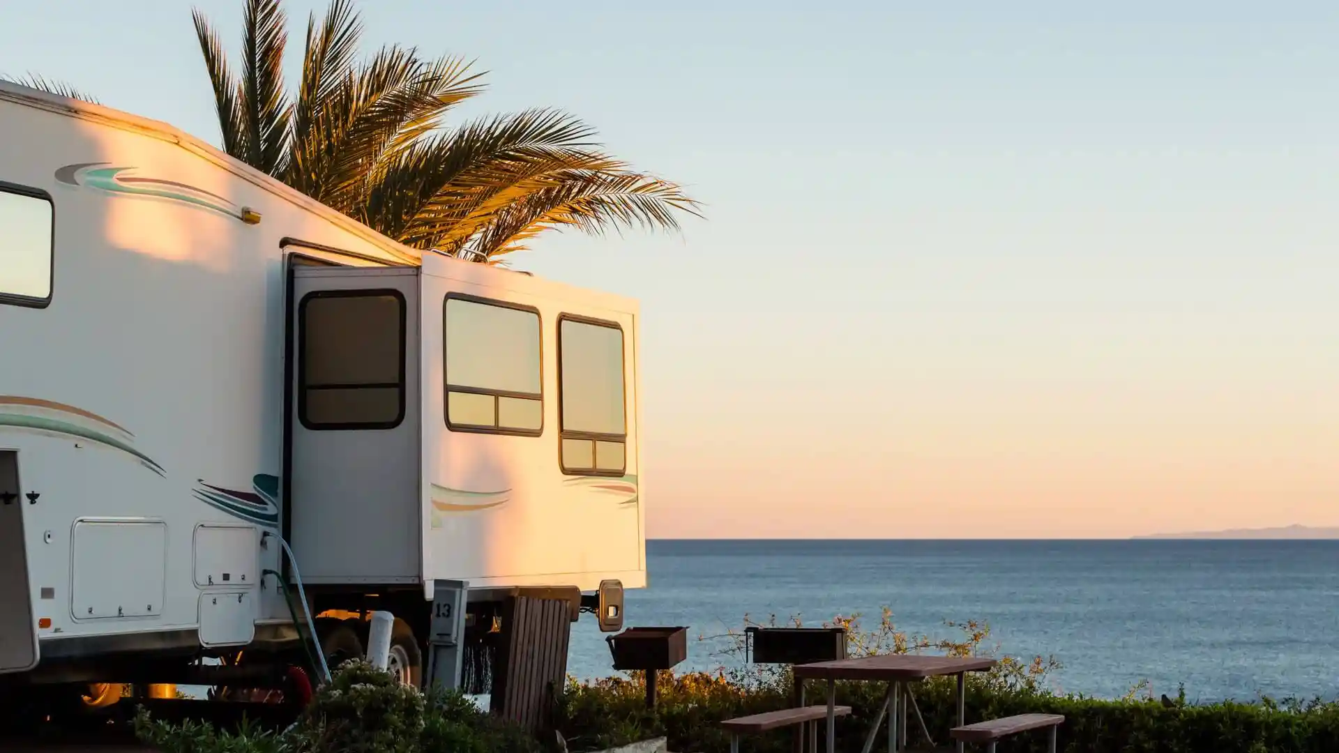 Wohnmobil in heißer Urlaubsregion
