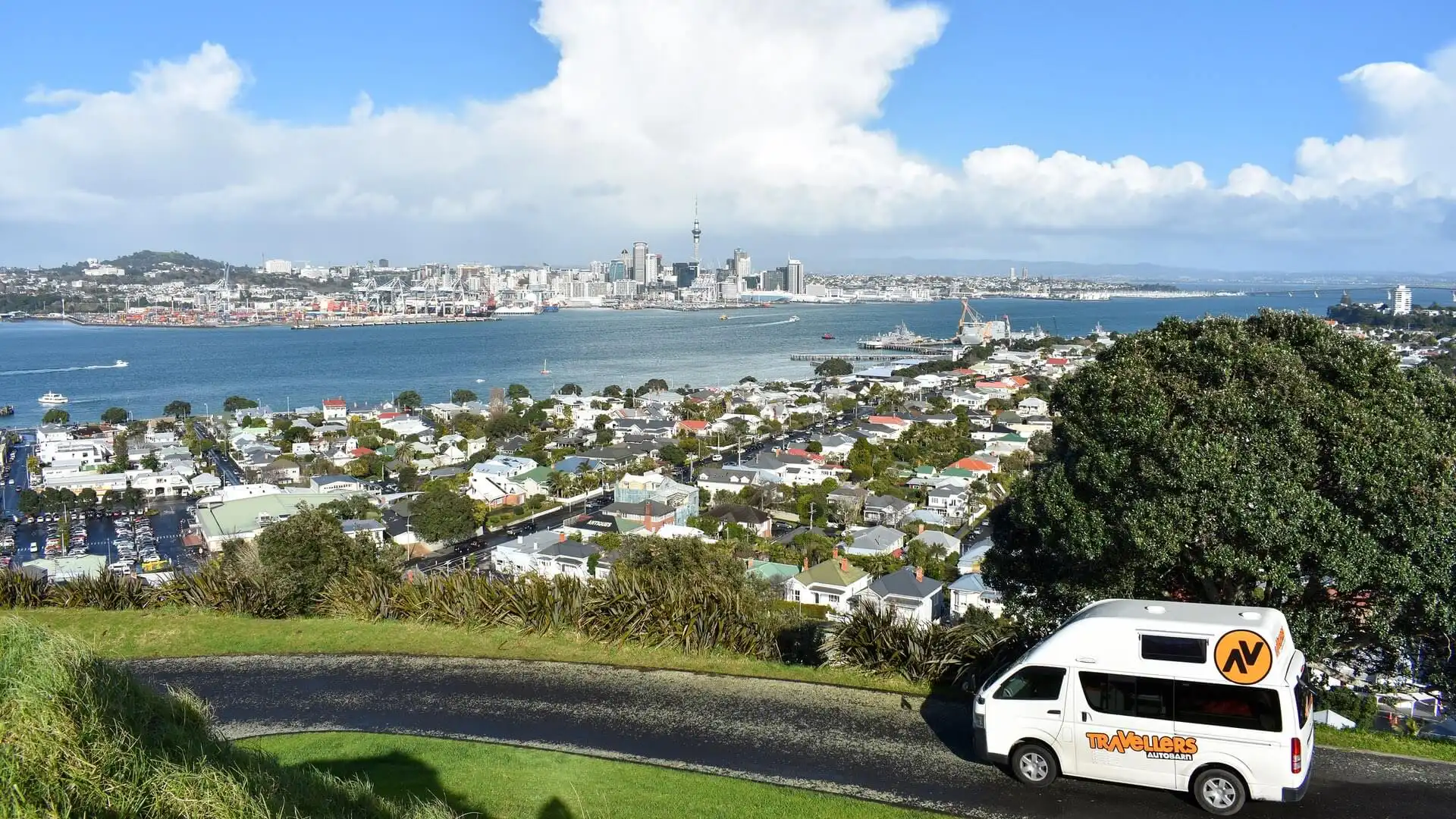 Camper vor der Skyline von Auckland
