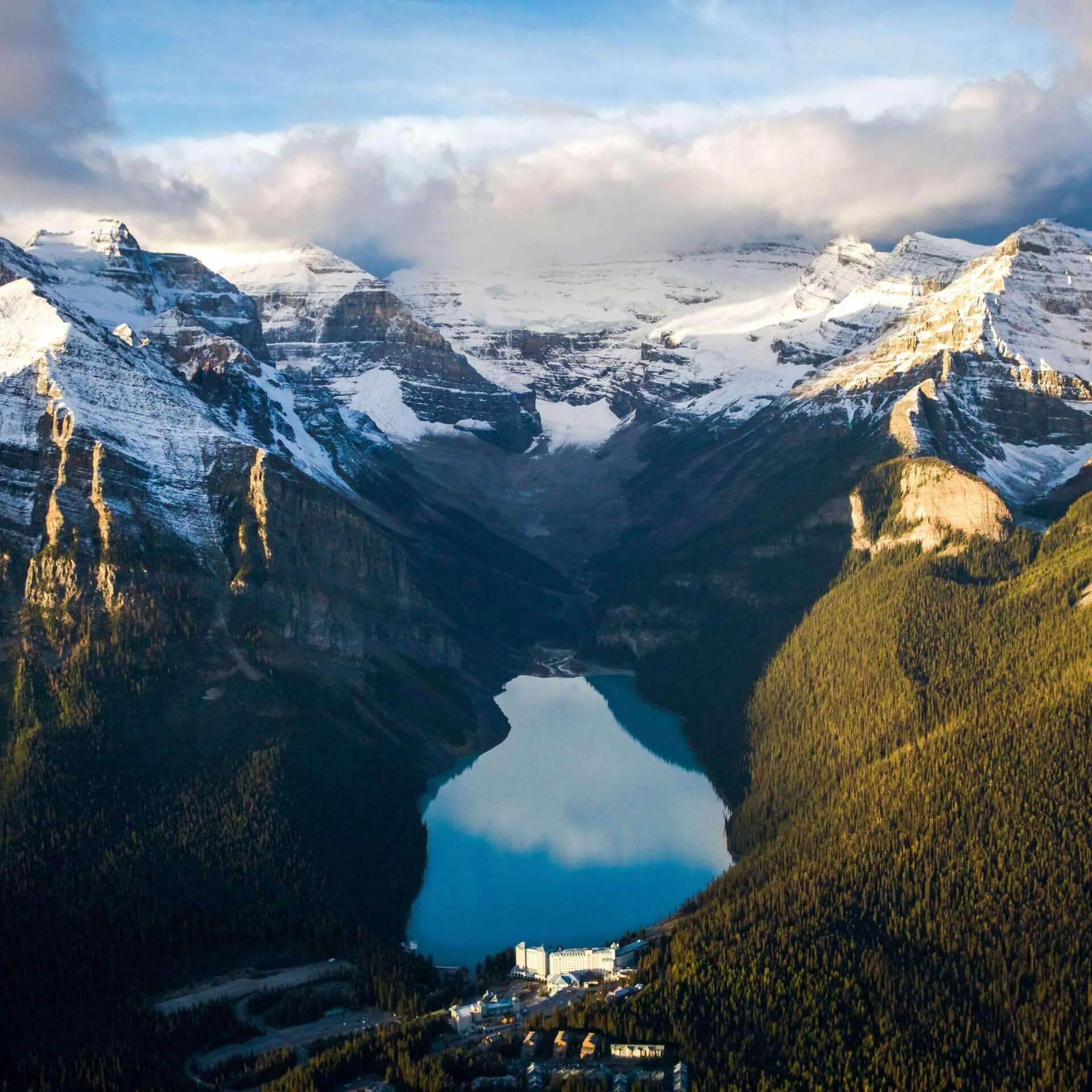 Blick auf den Lake Louise von oben