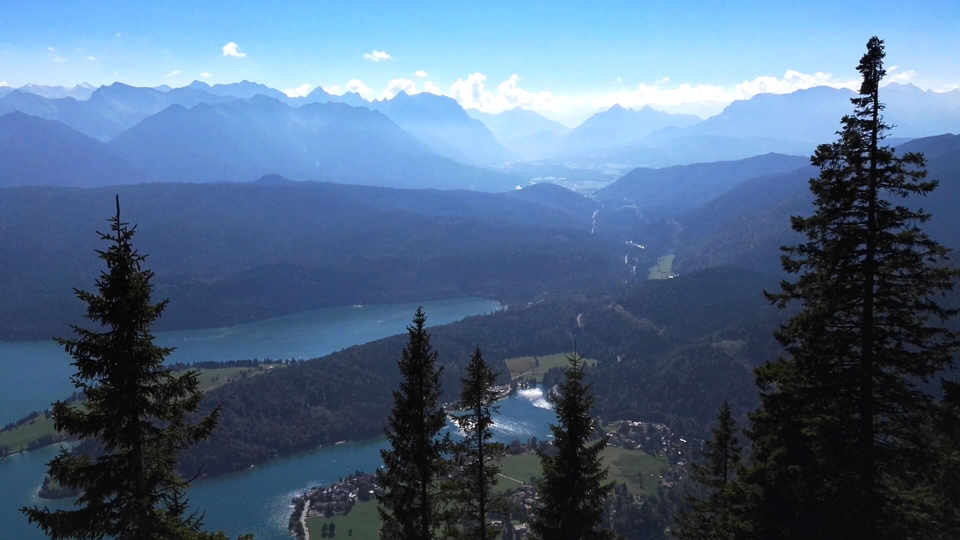 Der Walchensee mit den Alpen im Hintergrund.