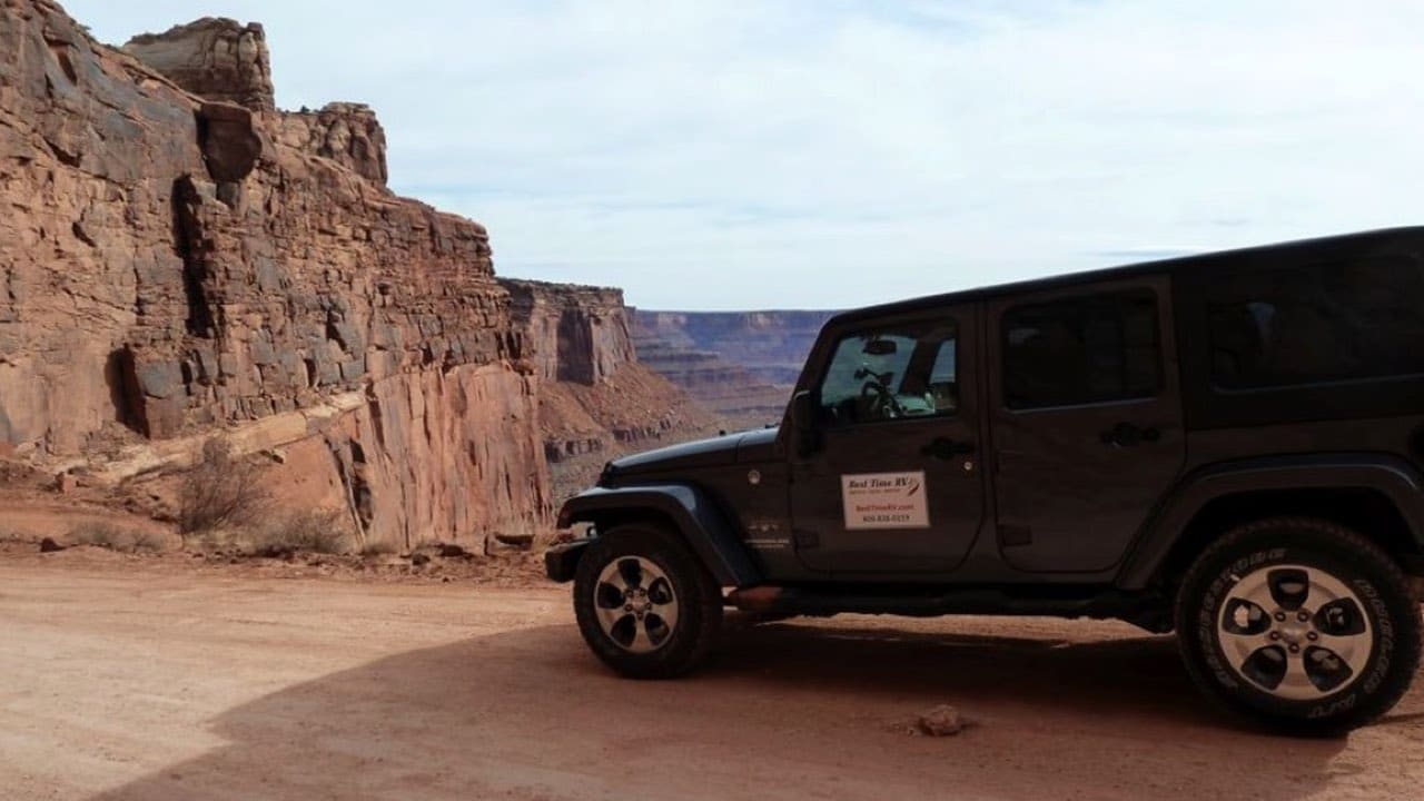 Ein Jeep parkt in einer Felslandschaft