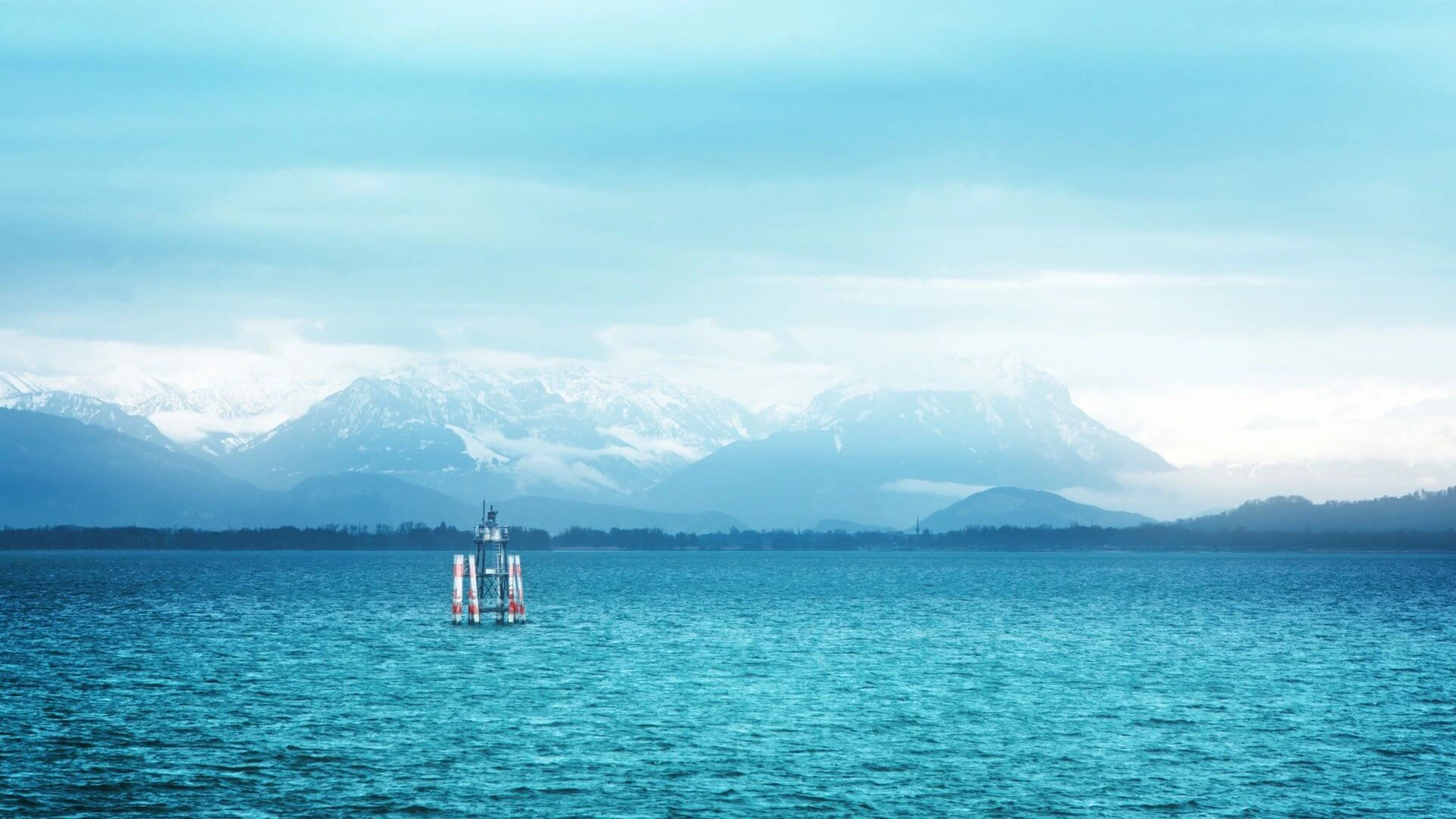 Blick auf den Bodensee mit den Alpen im Hintergrund.