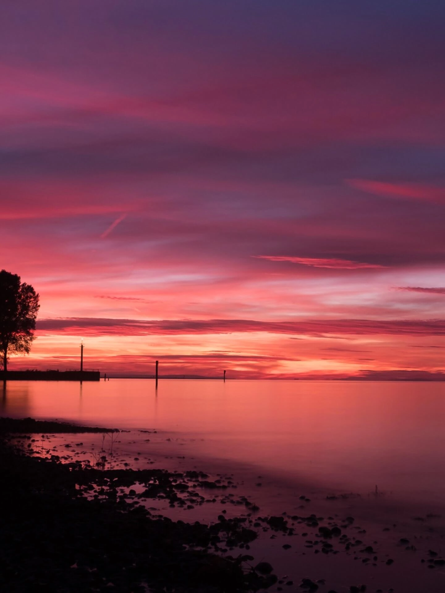 Sonnenuntergang spiegelt sich im Bodensee