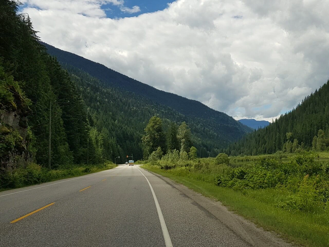 Straße und Landschaft in Westkanada