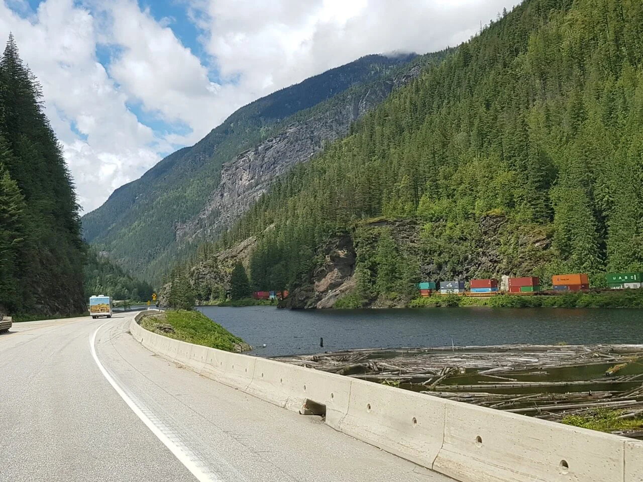 Wohnmobil fährt an einem kanadischen Fluss