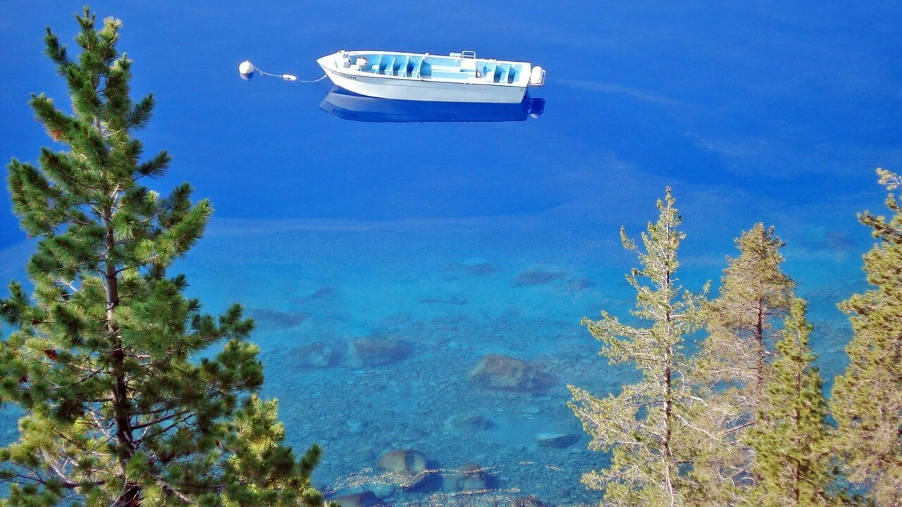Ein Boot auf dem Crater Lake in Oregon