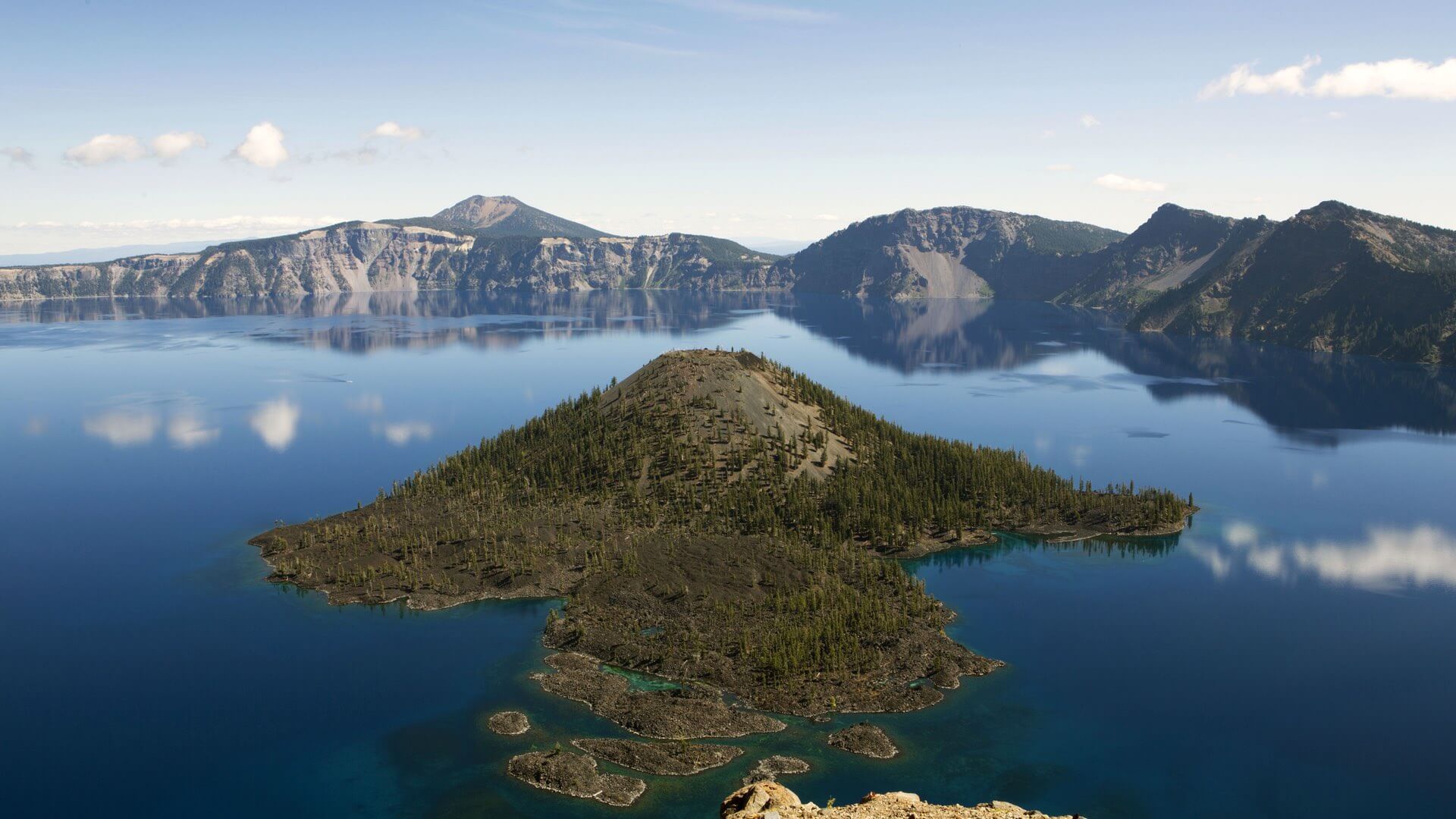 Blick auf eine Insel im Crater Lake in Oregon