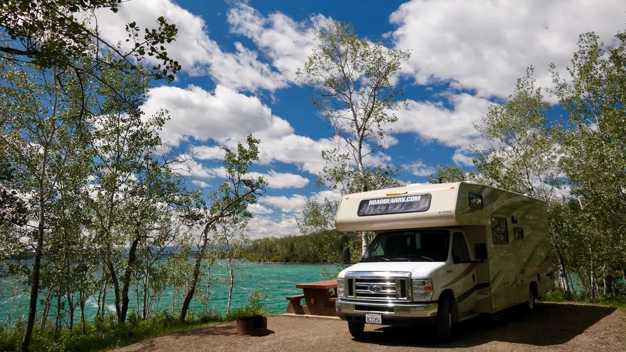 Ein Camper auf einem Campground am See am Green Lake