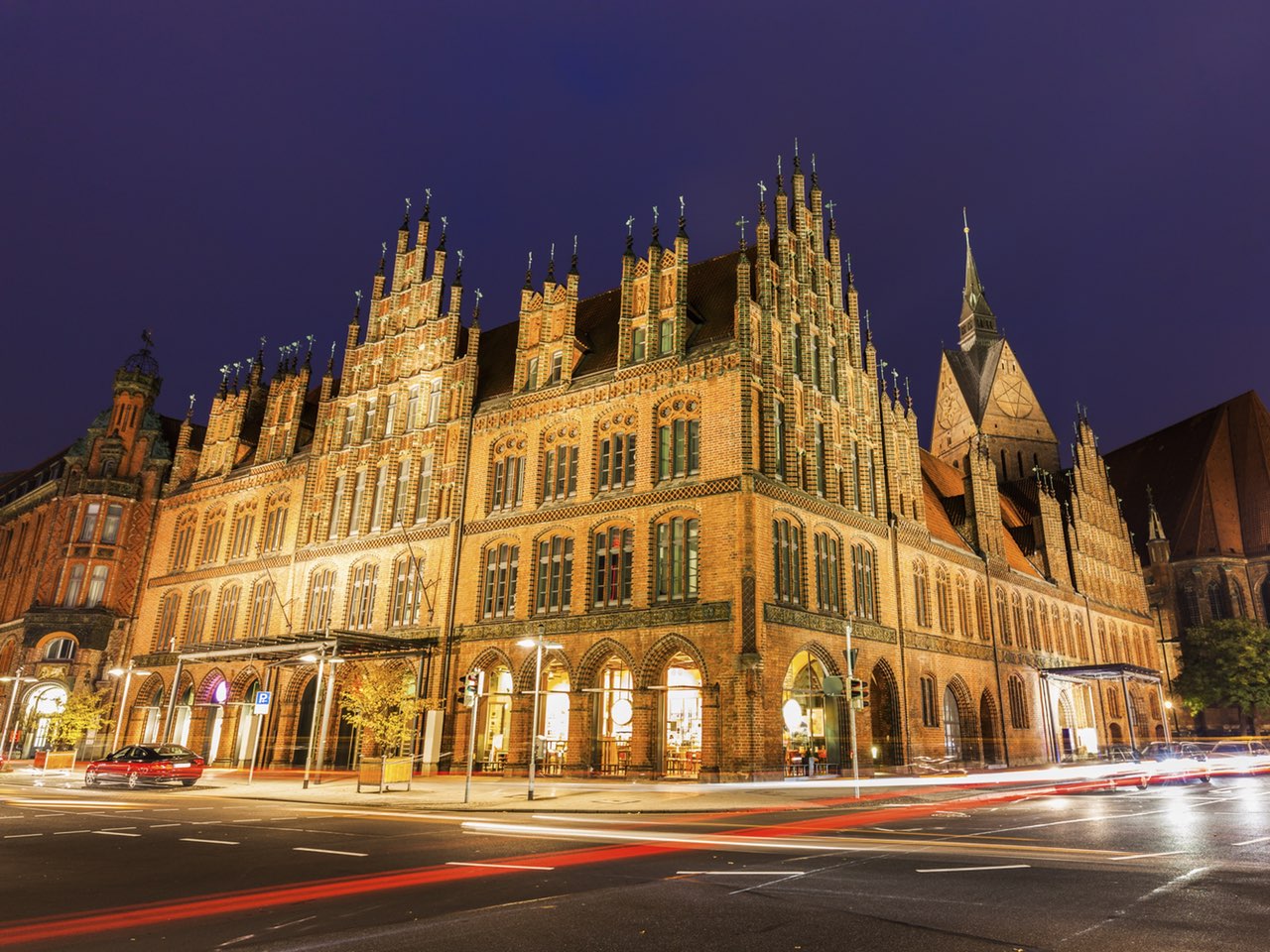 Das Alte Rathaus Hannovers am Abend.