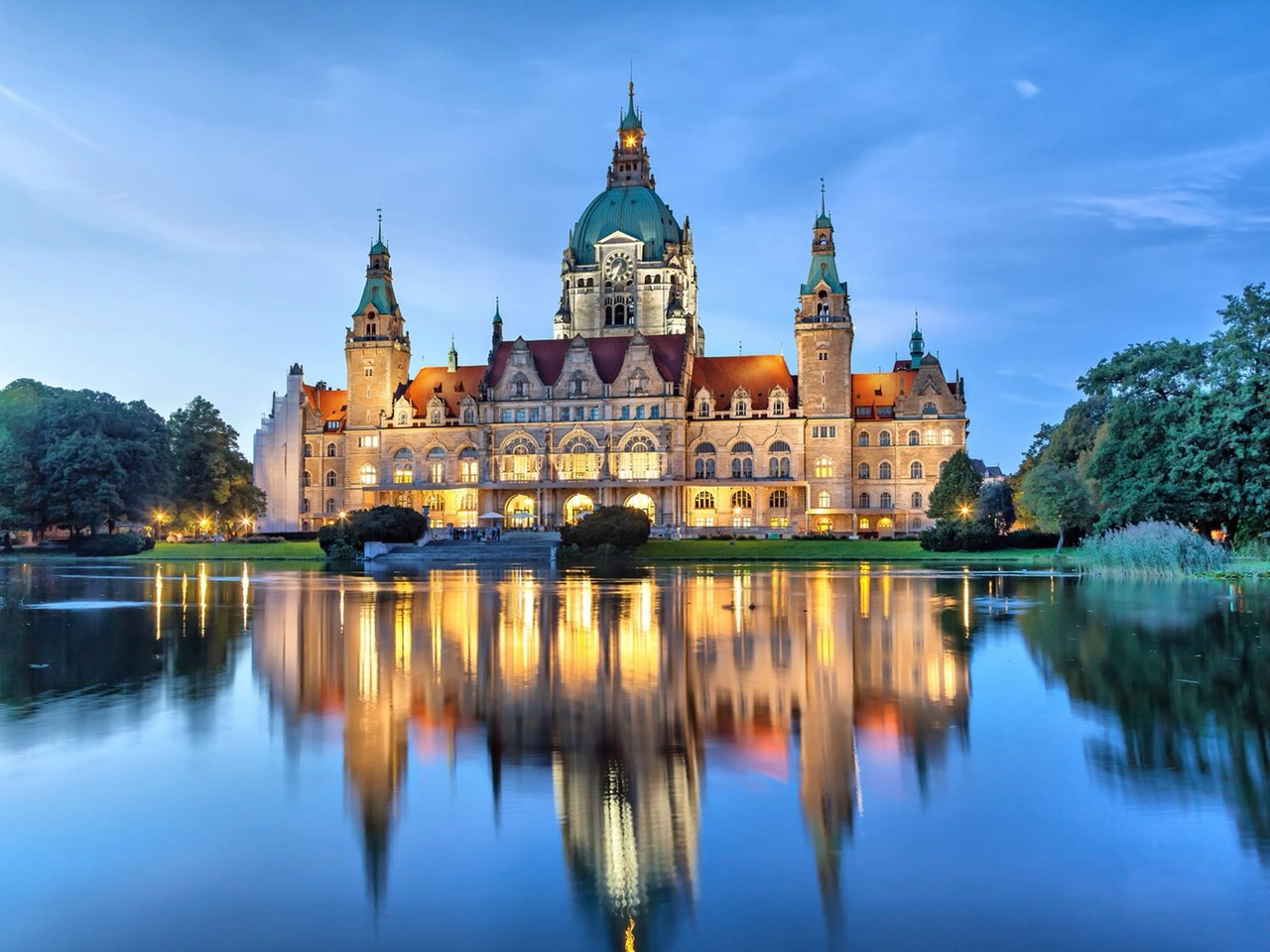 Das Neue Rathaus von Hannover bei Dämmerung