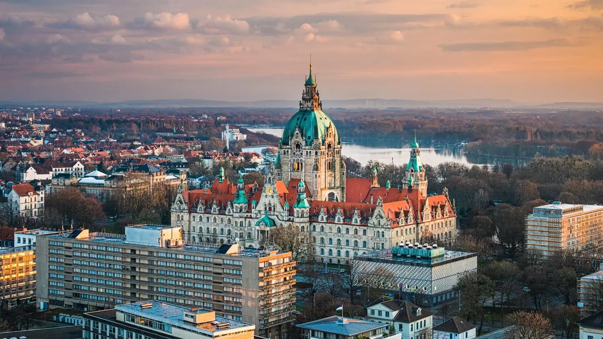 Das Neue Rathaus in Hannover aus der Vogelperspektive
