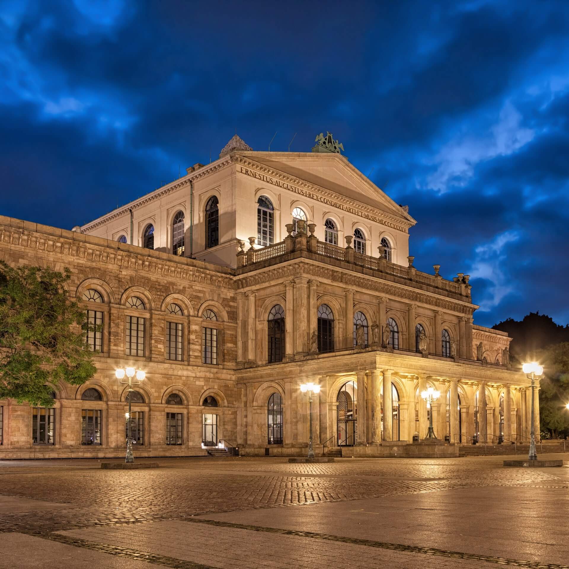 Hannovers Staatsoper beleuchtet am Abend.