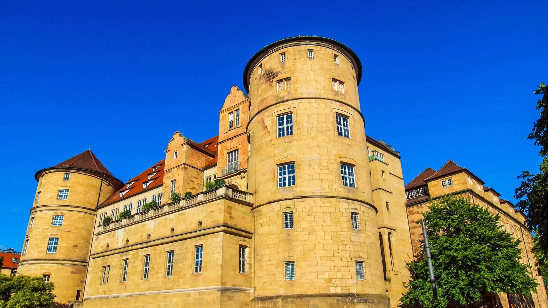 Das Alte Schloss in Stuttgart bei blauem Himmel.