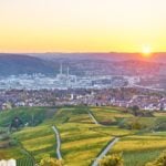 Panorama der Stadt Stuttgart beim Sonnenuntergang.